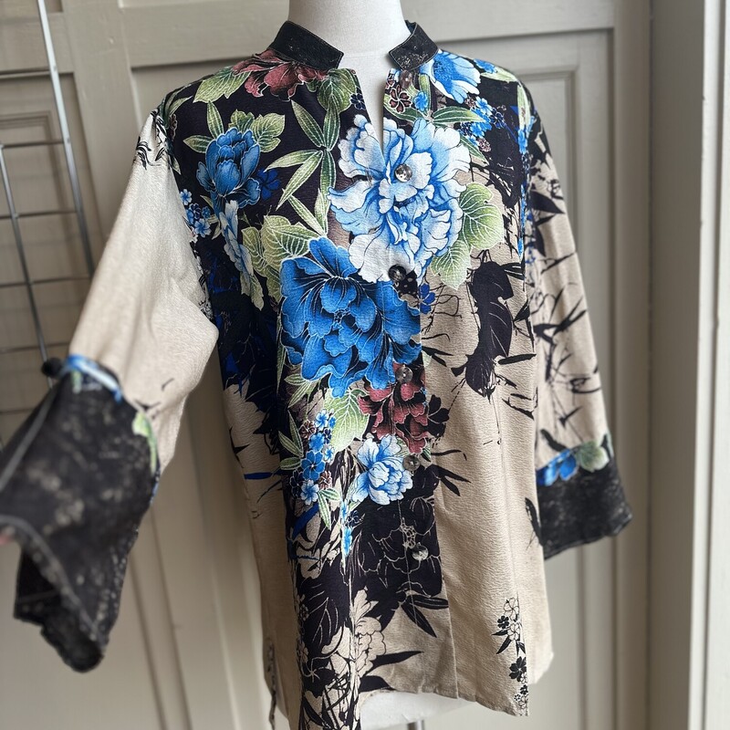 Citron ButtonDown Blouse/Floral, Brown/bl, Size: Medium, 3/4 split sleeve with detailing
High Collar Accent

100%SILK Citron Santa Monica Button Down Blouse with  Blue and Pink Flowers on brown and Tans

All Sales Are Final
No Returns

Pick Up In Store Within 7 Days of Purchase
Or
Shipping Is Available

Thanks for shopping with us :-)