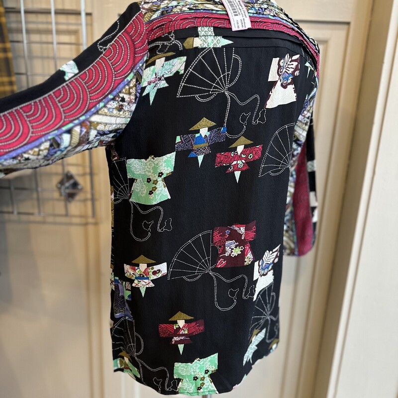 Citron Santa Moncia BD, Black w Multi color Print, Size: Medium, 100% Silk, Pleated front at the buttons,<br />
3/4 sleeve<br />
<br />
All Sales Are Final<br />
No Returns<br />
<br />
Pick Up In Store Within 7 Days of Purchase<br />
Or<br />
Shipping Is Available<br />
<br />
Thanks for shopping with us :-)