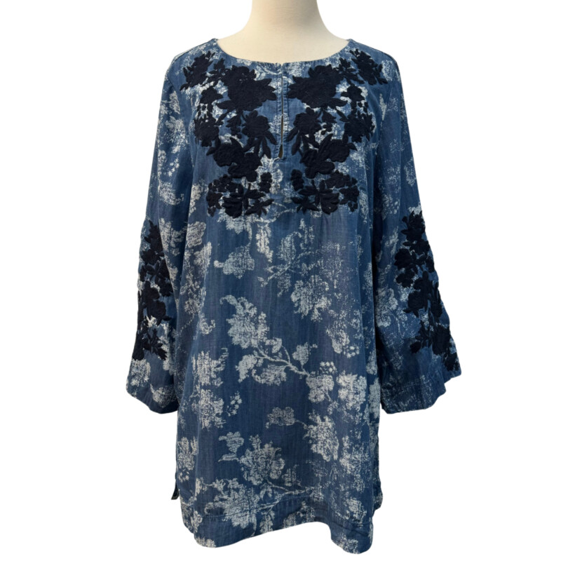Chicos Embroidered Floral Tunic<br />
Chambray, Black and White<br />
Size: Large