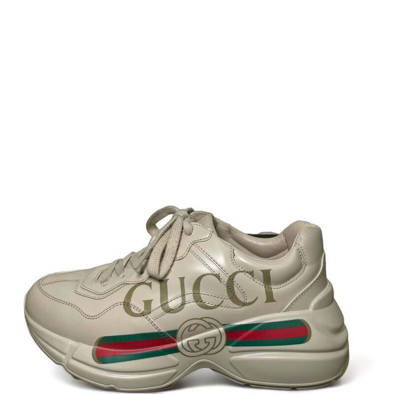 Gucci Rhyton Logo,size 37
Designed with a thick sole and bulky construction, the sneaker has a retro influence in leather with a vintage Gucci logo inspired by prints from the 1980s.

Ivory leather with Gucci vintage logo
Gucci logo tag
Debossed Gucci logo at the back sole
Rubber sole
Low heel
50mm height
Made in Italy