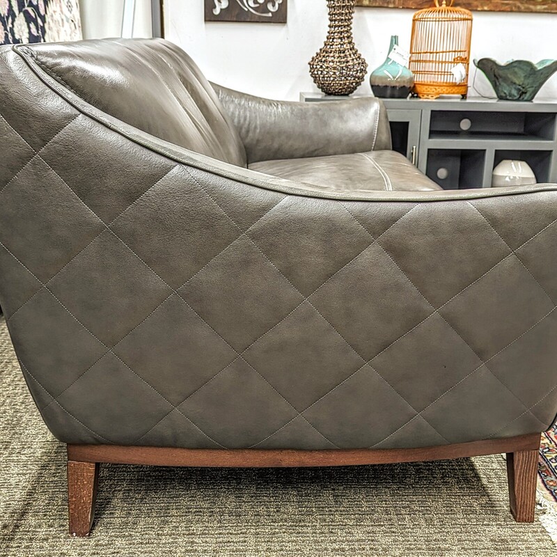 G Digio Luna Leather Loveseat<br />
Gray Taupe Brown Size: 68 x 38 x 32H<br />
Retails: $2000<br />
Made in Italy