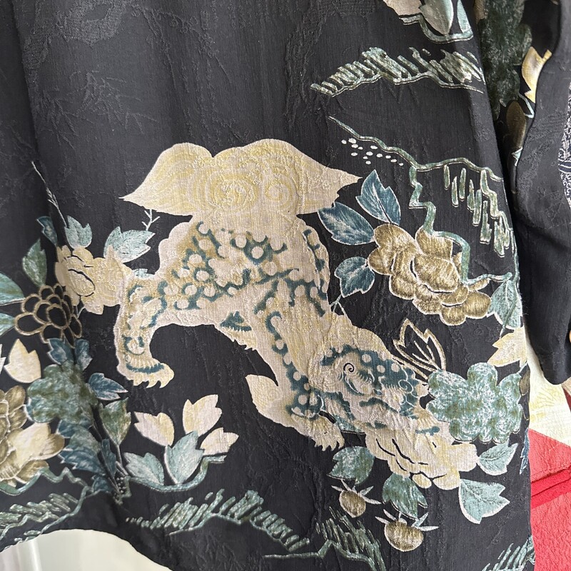 Citron Santa Monica BD/Dragon, BlackBLU, Size: MEDIUM<br />
Long Sleeve 100%Silk, Black tapestry artwok with navy ,green,teal,tan details ,with crouching dragon on back<br />
Medium<br />
<br />
<br />
All Sales Are Final<br />
No Returns<br />
<br />
Pick Up In Store Within 7 Days of Purchase<br />
Or<br />
Shipping Is Available<br />
<br />
Thanks for shopping with us :-)