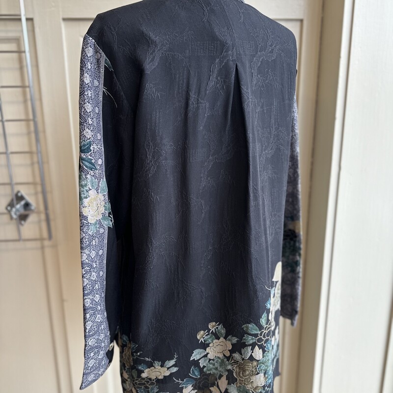 Citron Santa Monica BD/Dragon, BlackBLU, Size: MEDIUM<br />
Long Sleeve 100%Silk, Black tapestry artwok with navy ,green,teal,tan details ,with crouching dragon on back<br />
Medium<br />
<br />
<br />
All Sales Are Final<br />
No Returns<br />
<br />
Pick Up In Store Within 7 Days of Purchase<br />
Or<br />
Shipping Is Available<br />
<br />
Thanks for shopping with us :-)