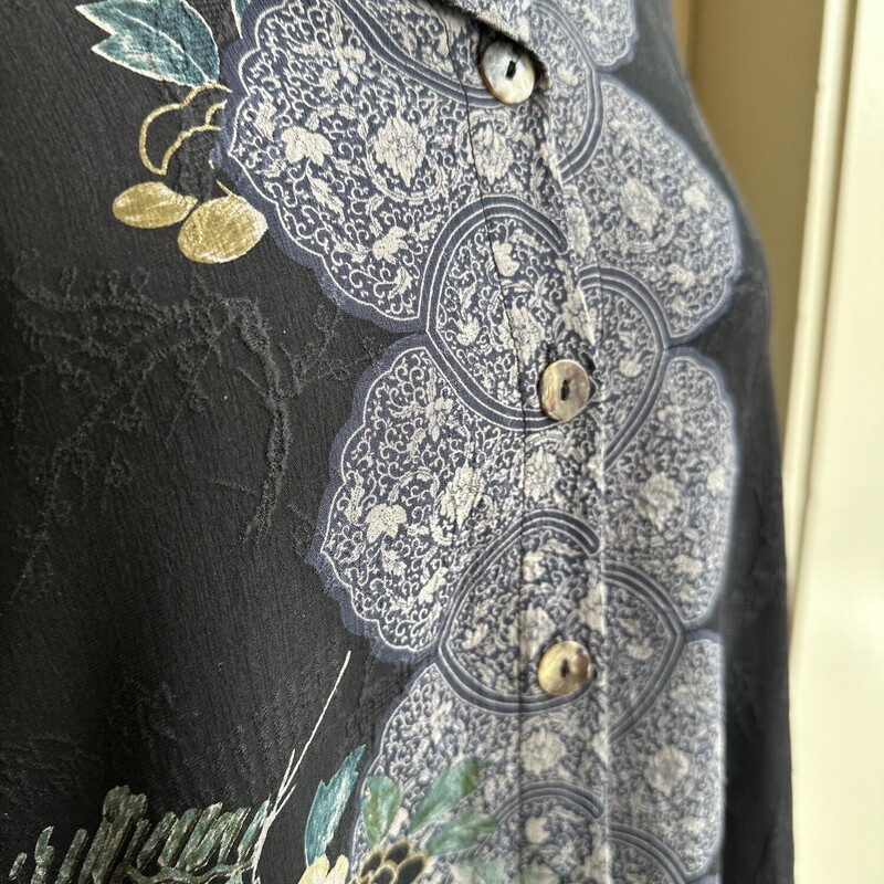 Citron Santa Monica BD/Dragon, BlackBLU, Size: MEDIUM
Long Sleeve 100%Silk, Black tapestry artwok with navy ,green,teal,tan details ,with crouching dragon on back
Medium


All Sales Are Final
No Returns

Pick Up In Store Within 7 Days of Purchase
Or
Shipping Is Available

Thanks for shopping with us :-)