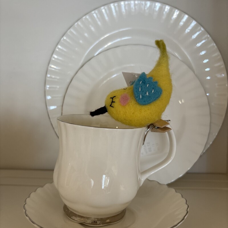Spring Bird With Clip
Pnink Or Yellow
Size: 4 In