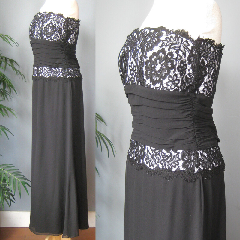 Beautiful black silk gown with lace bodice lined in white
by Tadashi

The bodice is sheer lace with a white liner from the bust down to the hips, wrapped in a black silk gauze cummerbund.
The skirt is stretchy knit silk gauze and fully lined

Excellent condition, no flaws found

Made in the USA , marked size 14

Armpit to armpit: 17.75
waist: 16
hip: up to 23
length: 53 from mid top line to hem

Thanks for looking!
#70832