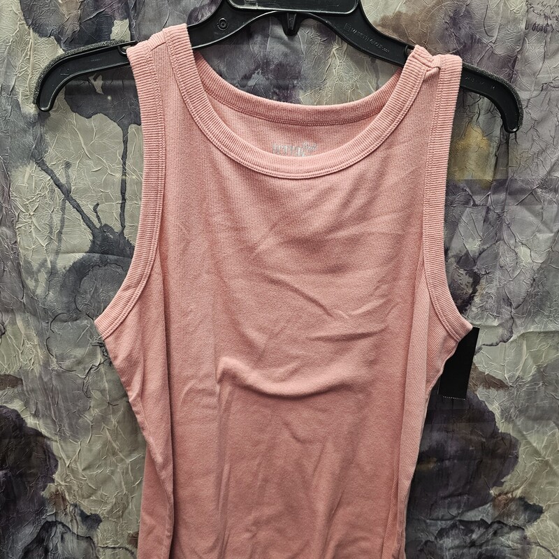 Ribbed tank in pink.