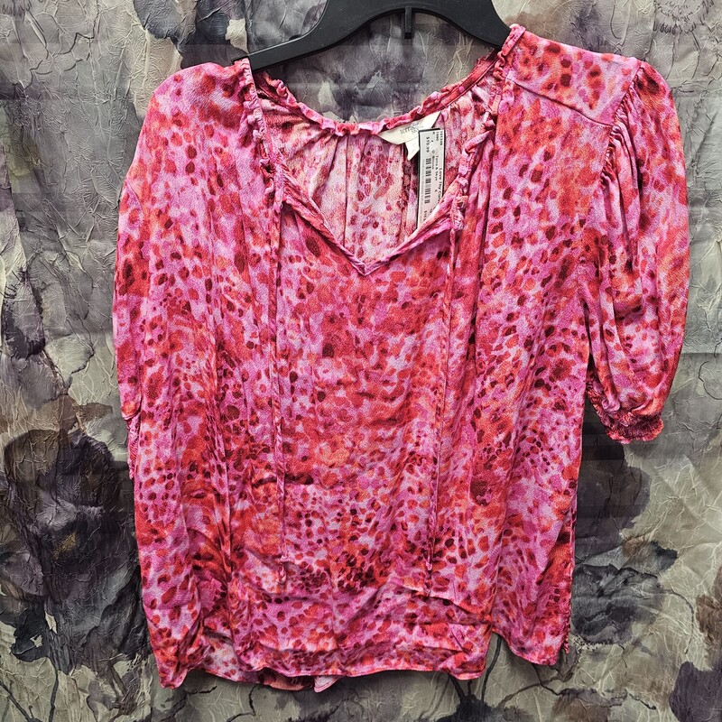 Short to half sleeve blouse in fun pink print.