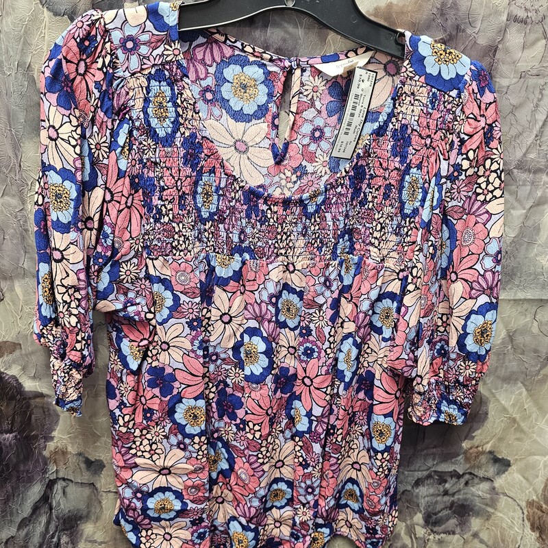 Short to half sleeve blouse in fun floral print.