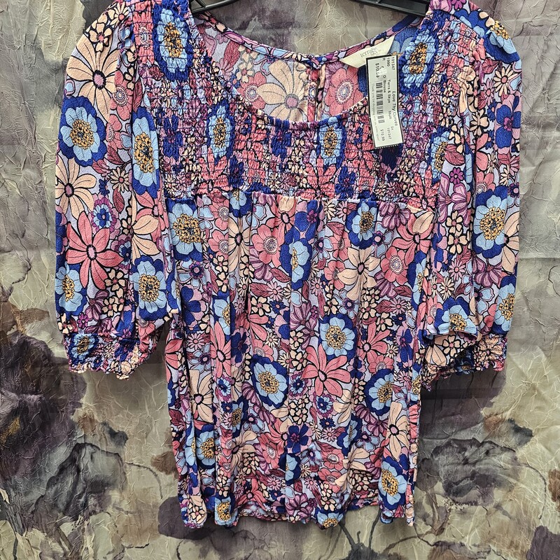 Short to half sleeve blouse in fun floral print.