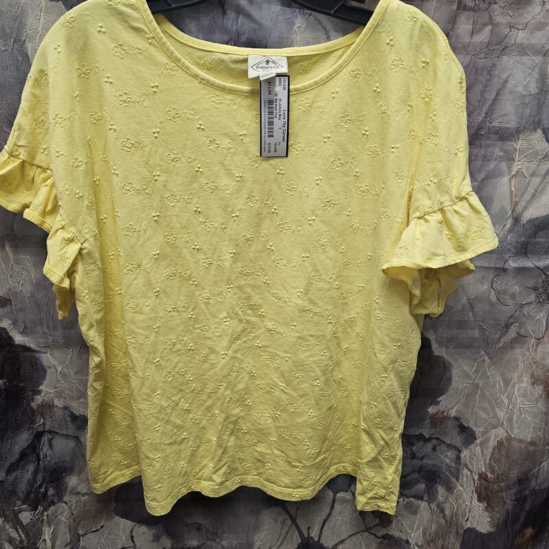 Cute short sleeve knit top in yellow with ruffle sleeves and sewn in embroidering