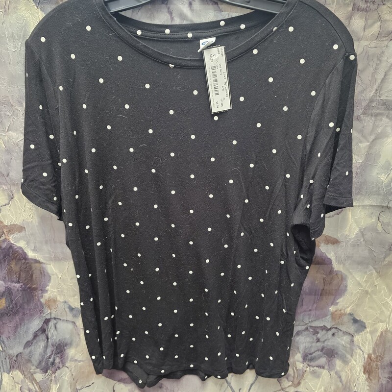 Short sleeve tee in black with white polka dots