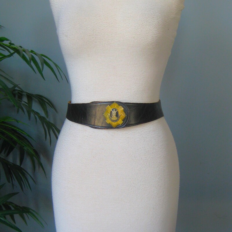 Vtg Royal Scotts Wide, Black, Size: None<br />
Elevate your look to Royal levels with this unique belt.<br />
It's handmade of black leather and has a Royal Scots Crest affixed to the front.<br />
It closes with hooks and you have three settings, it will fit from 31 max to 29 minimum.<br />
Good vintage condition, sound but OLD!<br />
<br />
thanks for looking!<br />
#70458