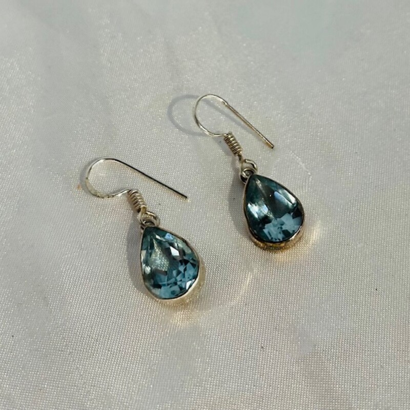 925 Tear Drop Blue Topaz Earrings
Blue Sterling Silver
Size: 1.75H