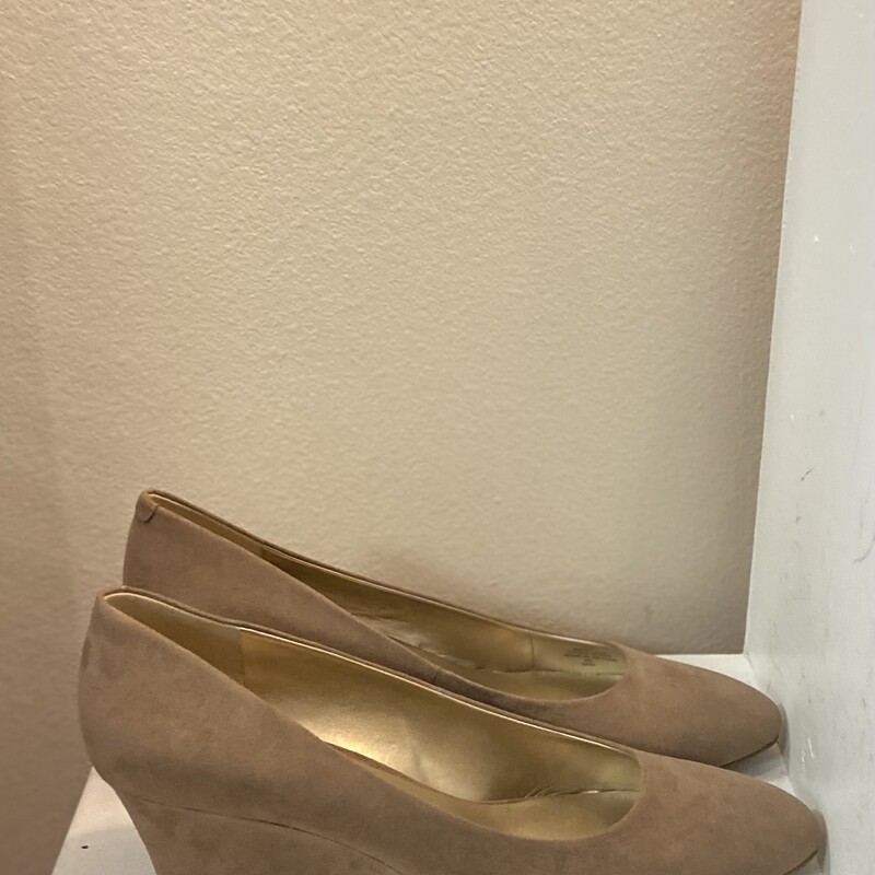 NIB Taupe Fab Wedge<br />
Taupe<br />
Size: 11