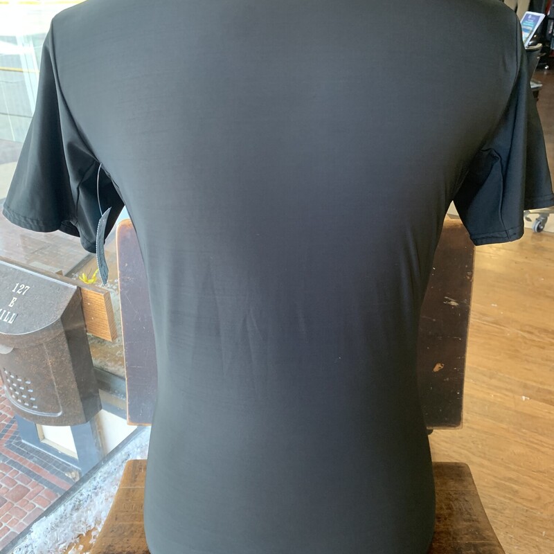 UnderArmorSSAthleticTop, Black, Size: XL<br />
All sales are final.<br />
Pick up in store within 7 days of purchase.<br />
or<br />
Have it shipped.<br />
Thank you for shopping with us:)
