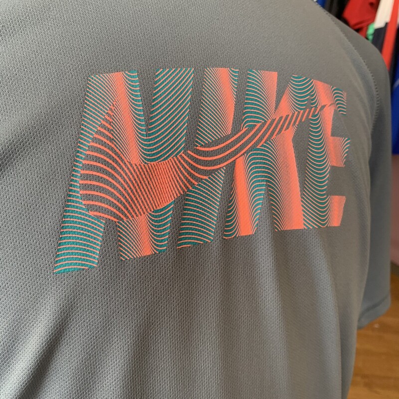 Nike Tee, Grey, Size: L<br />
All sales are final.<br />
Pick up in store within 7 days of purchase.<br />
or<br />
Have it shipped.<br />
Thank you for shopping with us:)