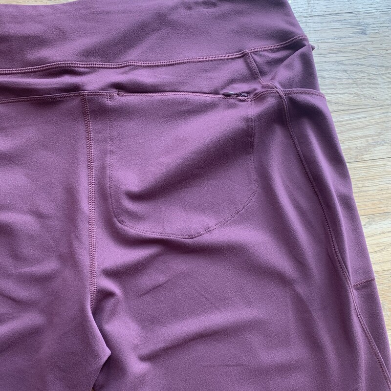 NWT Duluth Yoga Pant, Maroon, Size: LG<br />
Has side pockets and a pocket ziper in back<br />
All sales are final.<br />
Pick up in store within 7 days of purchase.<br />
or<br />
Have it shipped.<br />
Thank you for shopping with us:)