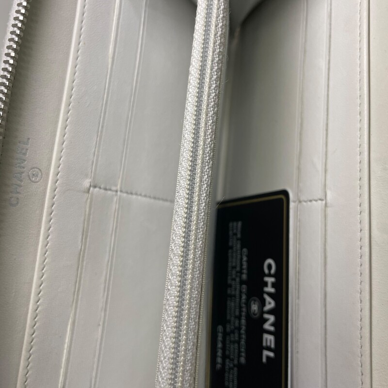 Chanel Boy Zip Silver<br />
Material: Leather & Stingray<br />
Dimensions: W7.6' × H4.3