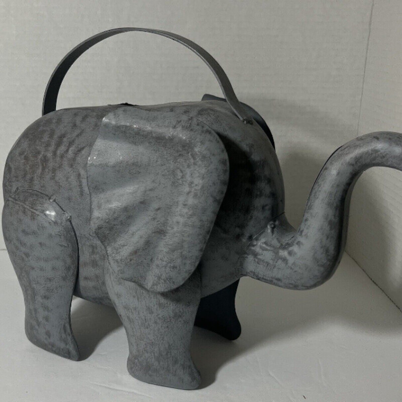 Galvanized Elephant Watering Can
Grey
Size: 12x10H