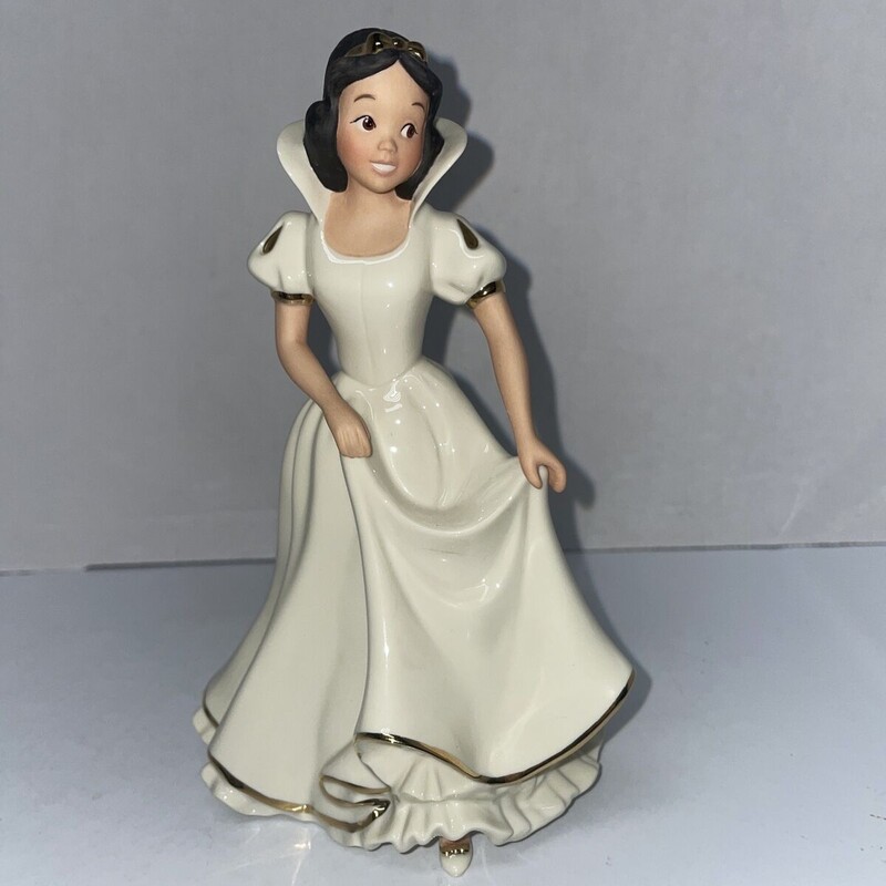 Lenox Snow White Figurine
Cream Tan Black Size: 5 x 7.25H
Disney Showcase Collection #1351