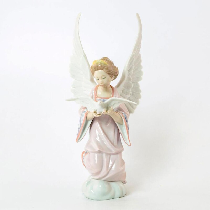 Lladro Angel Of Peace Figurine
White Blue Pink Tan Size: 5.5 x 4.5 x 12H
#6131