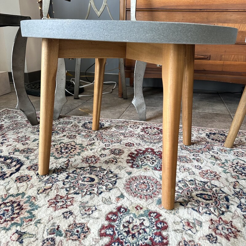 Two Mid Century Modern Side Tables, sold as a PAIR.<br />
SIze: 24x18