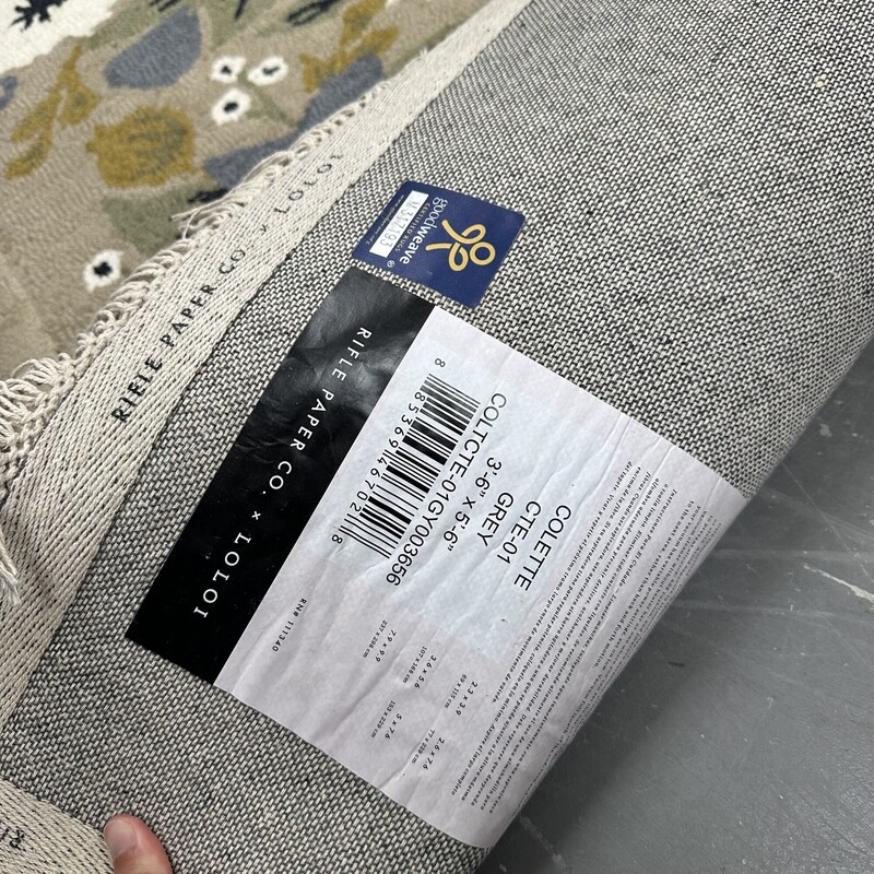 Rifle Paper Co. & Loloi Hooked Rug, Brand New in original packaging!<br />
Size: 42x66