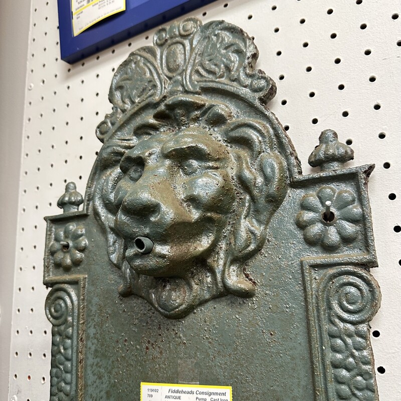Green Lions Head Fountain, Cast Iron. Includes Pump.<br />
Size: 16W x 34H