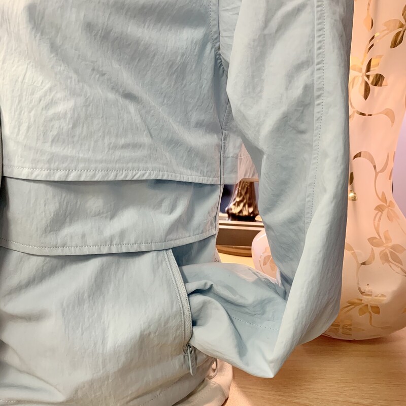Lululemon Always Effortless jacket,<br />
Colour: Bluegrey,<br />
Size: 4,<br />
With roll up hood in collar