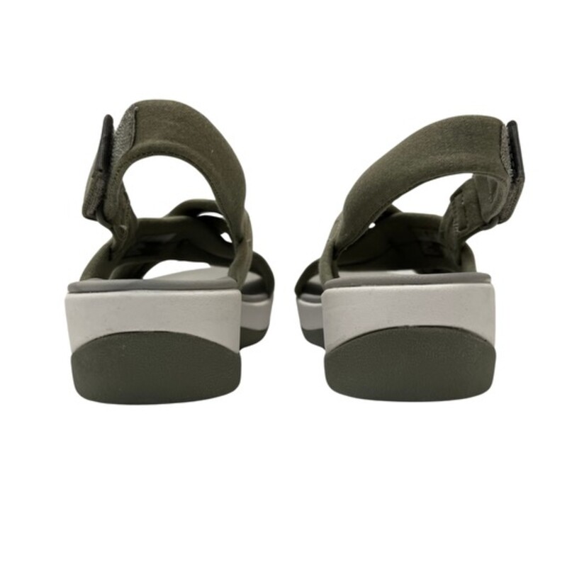 NEW Cloudsteppers by Clark Arla Belle Sandals
Color: Olive
Size: 5.5
Flexible crisscross straps with knotted detail, adjustable hook-and-loop backstrap
Padded insole, EVA midsole, textured outsole
Bottom construction: Arla
Approximately 1-5/8H heel
Fit: true to size
Fabric upper; man-made balance
