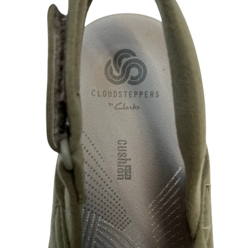 NEW Cloudsteppers by Clark Arla Belle Sandals<br />
Color: Olive<br />
Size: 5.5<br />
Flexible crisscross straps with knotted detail, adjustable hook-and-loop backstrap<br />
Padded insole, EVA midsole, textured outsole<br />
Bottom construction: Arla<br />
Approximately 1-5/8H heel<br />
Fit: true to size<br />
Fabric upper; man-made balance