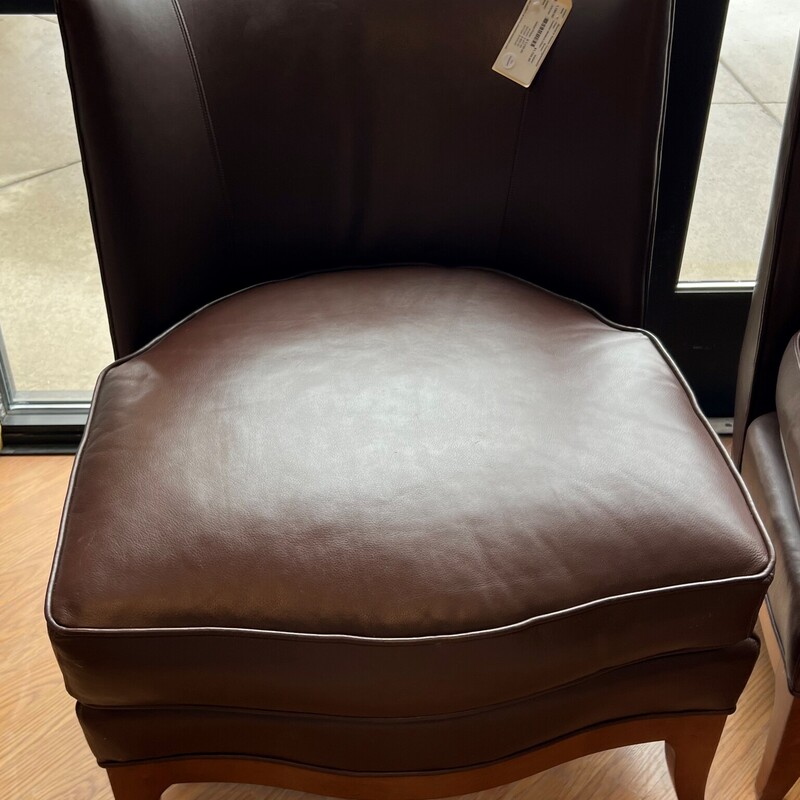 Leather Modern Chair
Brown
30in(W) 36in(D) 34in(H)