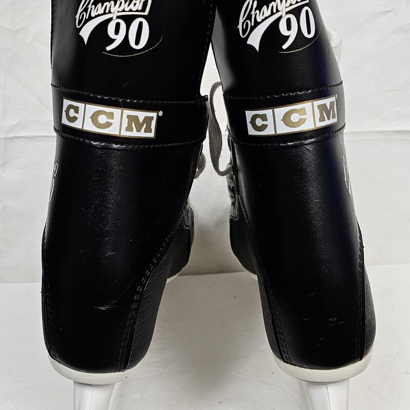 Pre-owned in great shape CCM Champion 90 Hockey Skates, Size: 9