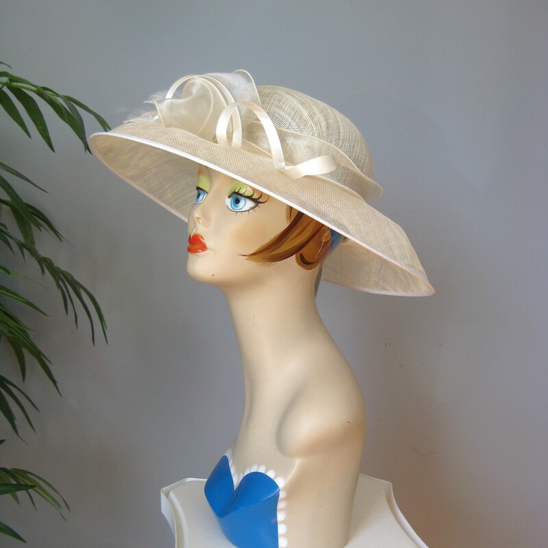 Perfect for a summer special ocassion, a visit to the track or a special Sunday Church event
this is a brand new with tags organza hat by Josette
It's ivory or cream, with a wide brim tiers of ribbons around the crown and finished with a fancy bow
So lightweight and easy to keep on the head
Crisp and sturdy.

the inside circumference is 22.

perfect brand new condition.
Thanks for looking!
#70972