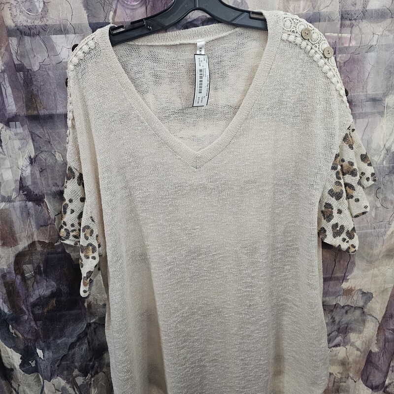 Short sleeve light weight sweater in beige with leopard print sleeves.