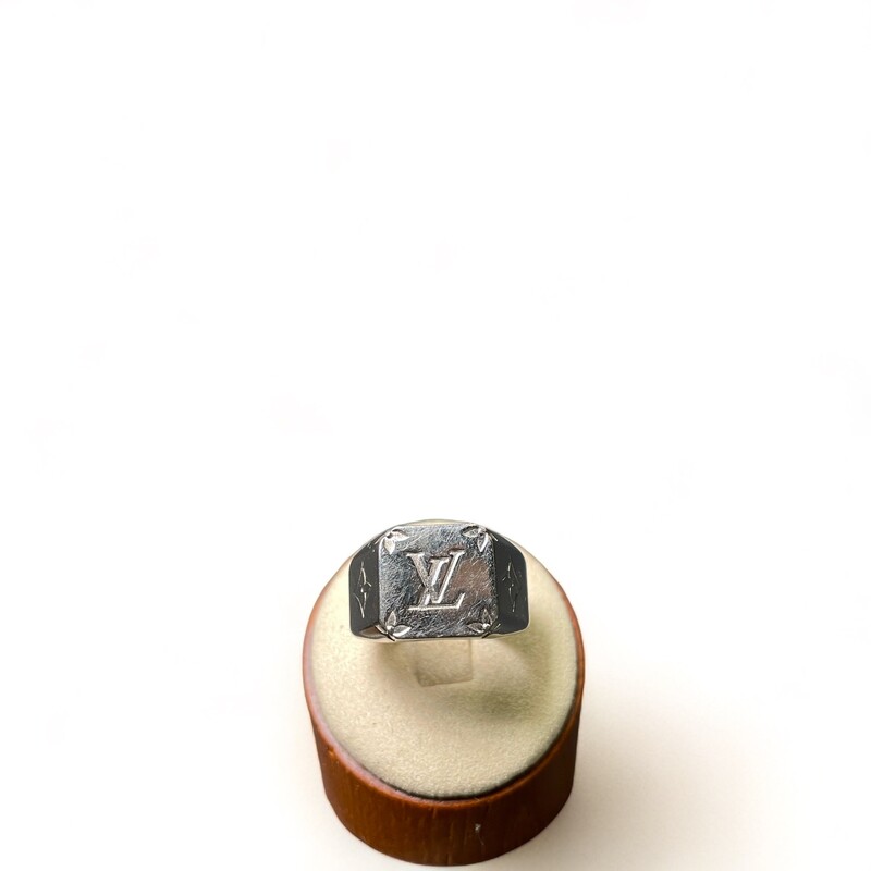 Louis Vuitton Signet Ring Size10
The Monogram jewellery collection combines a finely engraved Monogram pattern with a shiny palladium finish for a strong design and a masculine look. This signet ring is a man's must-have for every day.

Zamac with palladium finishing
Engraved Monogram pattern and Louis Vuitton signature