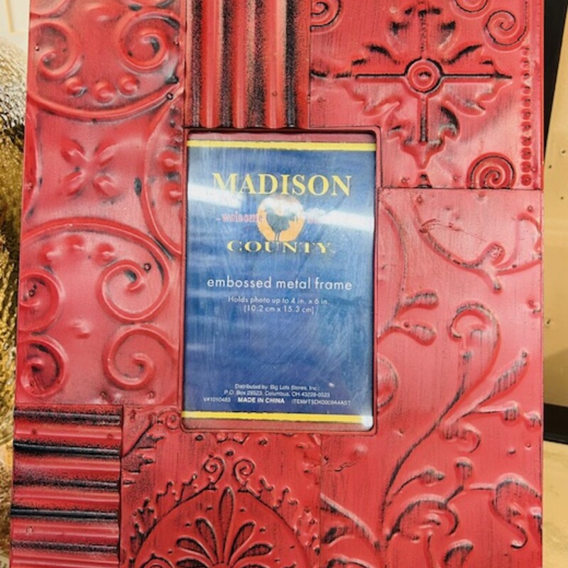 Metal Embossed Pattern Frame
Red Size: 9.5 x 12H