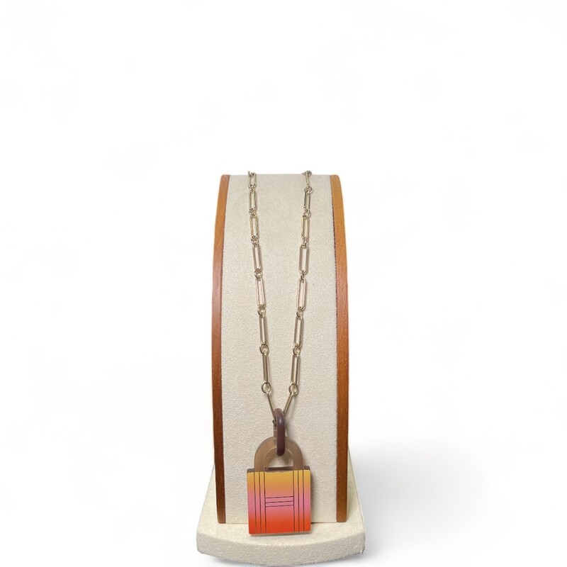 Hermes Amulet Padlock
Size: OS

Dimensions:
Neck Circumference : 85 cm / 33.46''
Pendant Size : 40mm x 25mm / 1.57'' x 0.98''

HERMES Amulet Padlock GM Buffalo Horn Cadena Chain Necklace Multicolor