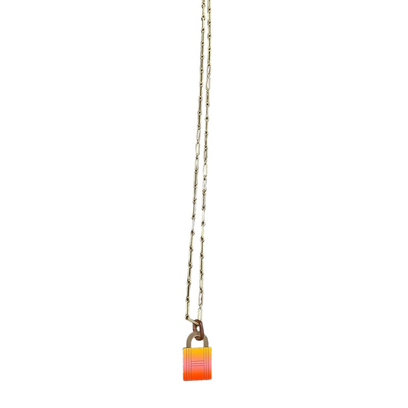 Hermes Amulet Padlock<br />
Size: OS<br />
<br />
Dimensions:<br />
Neck Circumference : 85 cm / 33.46''<br />
Pendant Size : 40mm x 25mm / 1.57'' x 0.98''<br />
<br />
HERMES Amulet Padlock GM Buffalo Horn Cadena Chain Necklace Multicolor