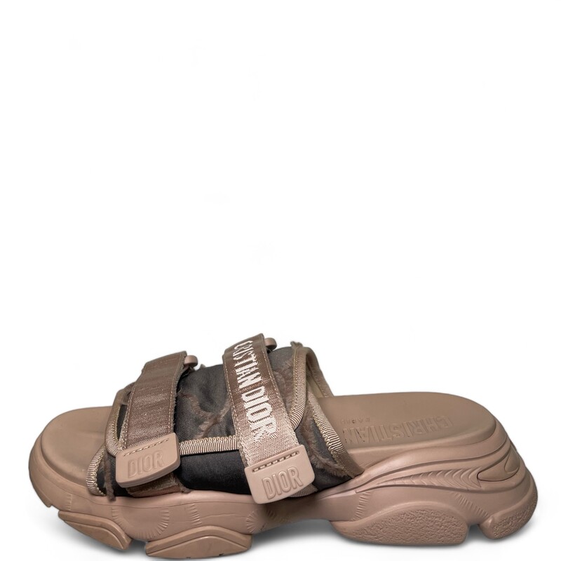 Dior Technical D Wander, Beige, Size: 39

Note: Few scuffs on toes and light staining on top of sandal
