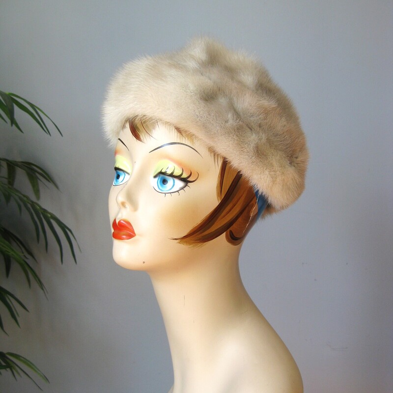 Vtg Mink, White, Size: None
Gorgeous Fur hat.  I believe it is mink, it's white and black variegate deep fur with that directional stiffness that mink is known for.
Made in the 1960s no labels
Excellent condition

It measures aproximately 21.5 around on the inside.
Thank you for looking.
#71217