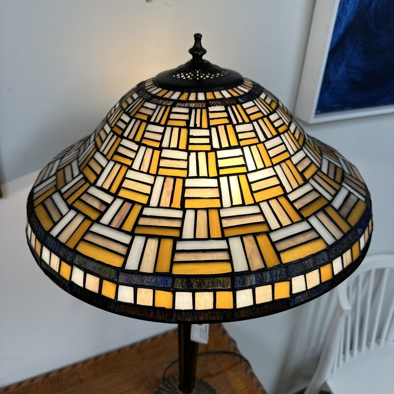 Tiffany Style Lamp 33, Tan/White<br />
Size: 31in H