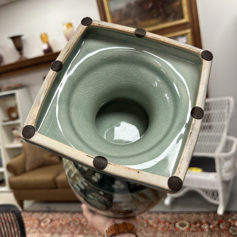 Urn With Lid, Green<br />
Size: 22in H