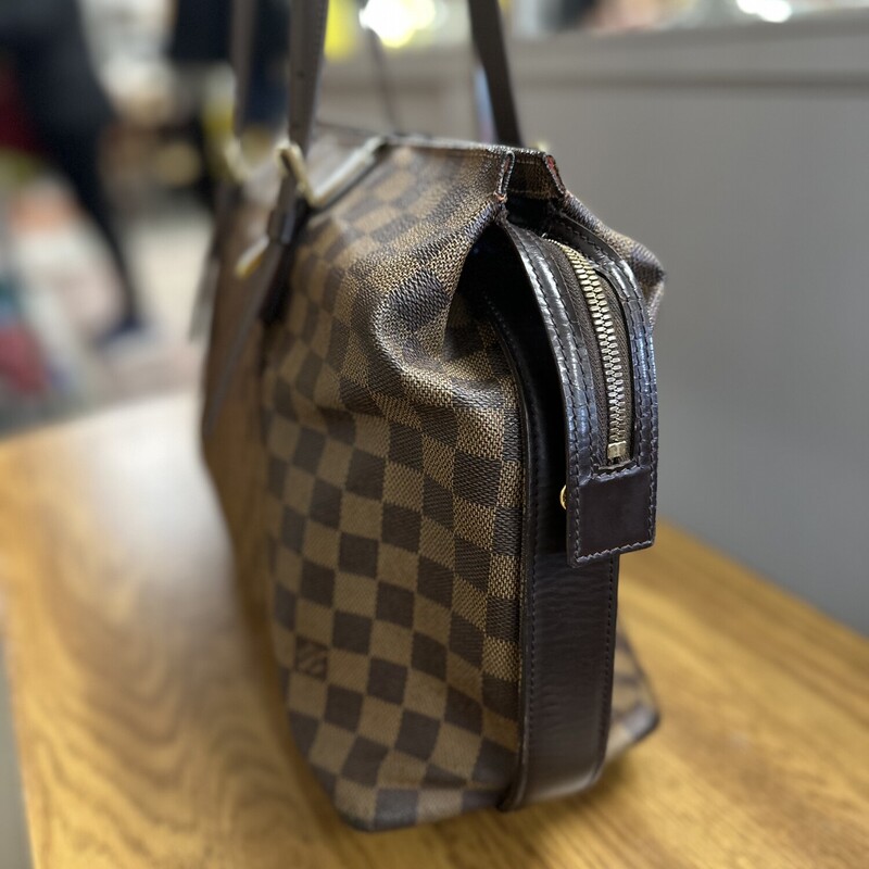 Louis Vuitton Damier Ebene Chelsea Tote, in near-perfect condition!
Size: 18x10in