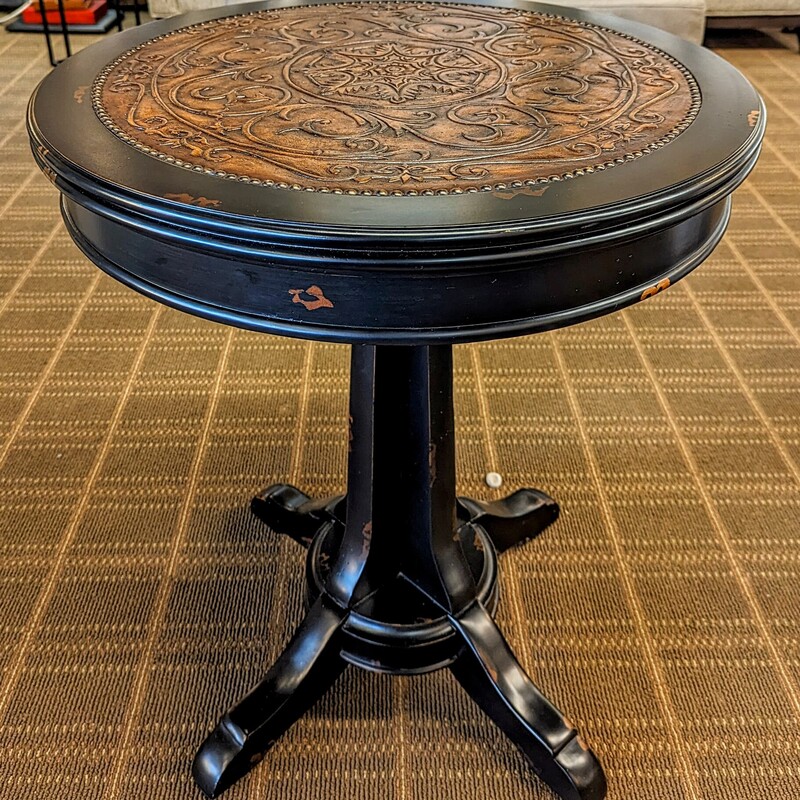Hooker Leather Top Accent Table
Brown Embossed  Leather
Black Wood Pedastal Base
Nail Head Trim
Size: 24x28H
Retail $1100