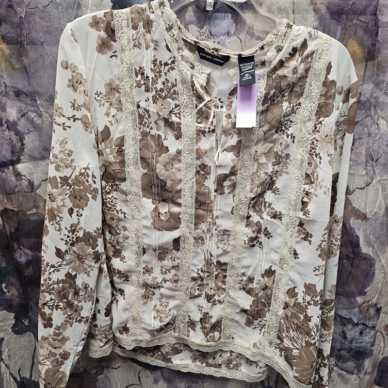 Blouse in white with brown floral print and lace.