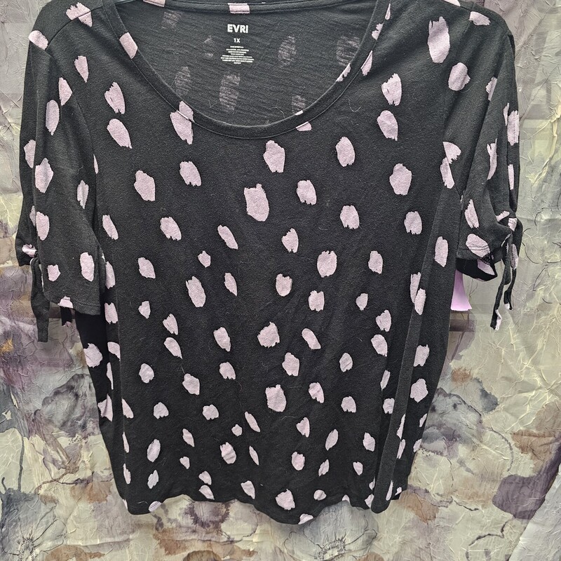 Short sleeve black tee with large purple dots. Sleeve slits with ties.
