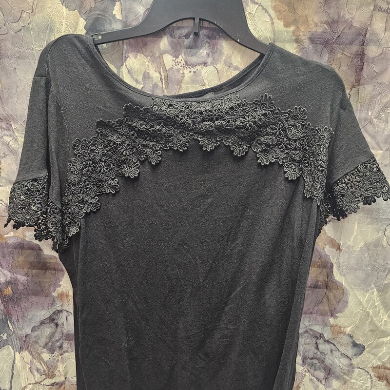 Short sleeve tee in black with lace embellishment