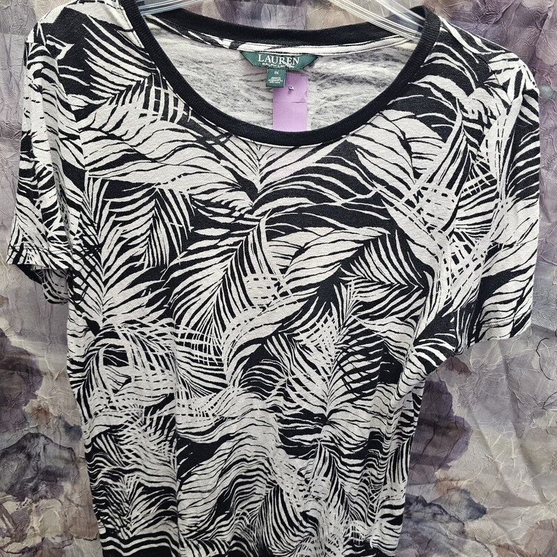 Short sleeve tee in black and white print.